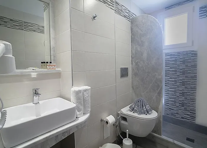 Amaryllis Hotel Perissa (Santorini)